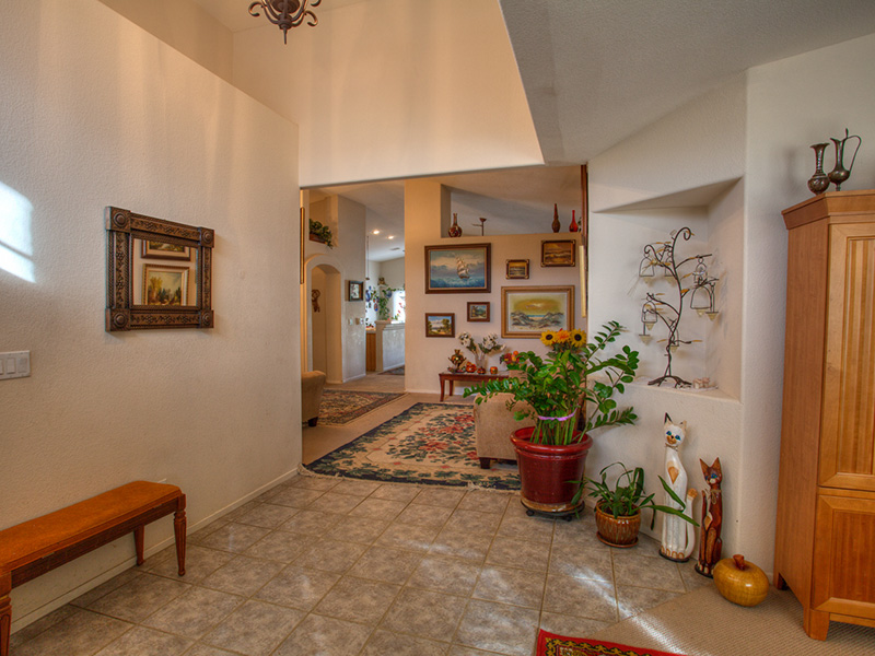 516 Duran St - Picture of family and living room