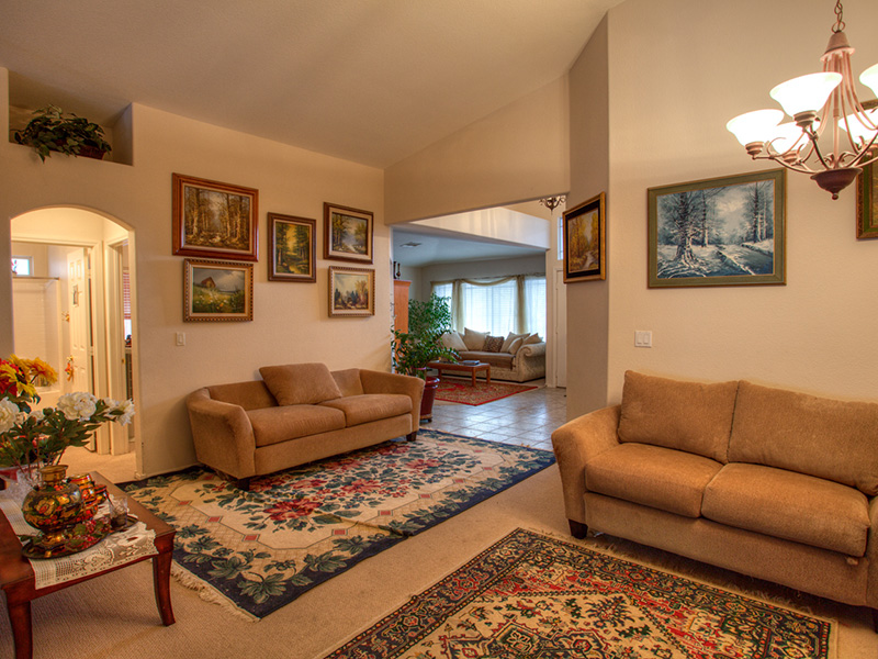516 Duran St - Picture of family room