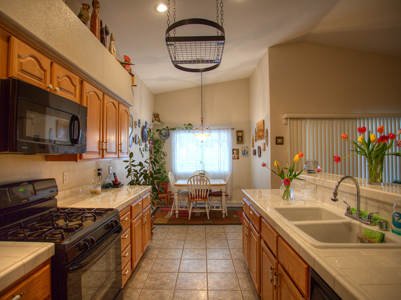 516 Duran St - Picture of kitchen with breakfast area