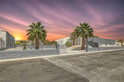 2520 Castlesands Way, Las Vegas, NV 89121 Front of Structure