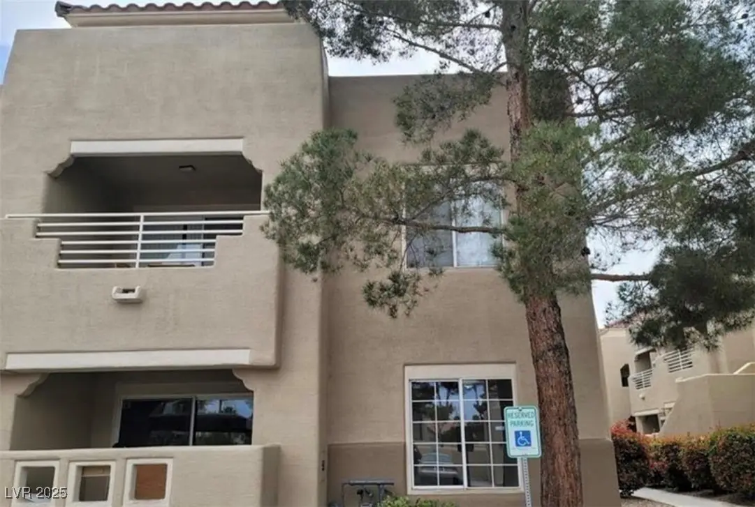 1909 Villa Palms Court 109