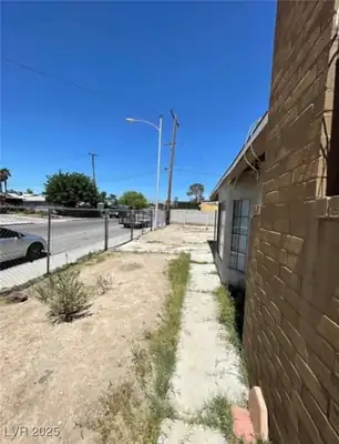 2100 Dogwood Avenue, North Las Vegas, NV 89030 Yard
