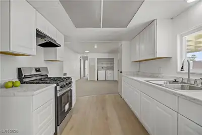 153 Sir Thomas Drive, Las Vegas, NV 89110 Kitchen