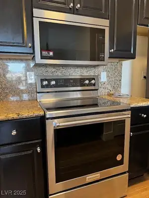 2900 Sunridge Heights Parkway 933 Kitchen