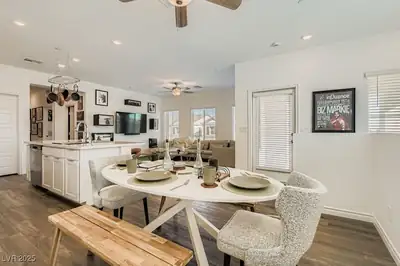 275 Callen Falls Avenue 2125 Dining Area