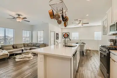 275 Callen Falls Avenue 2125 Kitchen