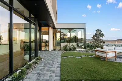 521 Overlook Rim Drive, Henderson, NV 89012 Courtyard