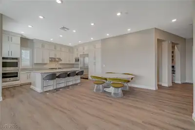 9129 Las Manaitas Avenue 302 Kitchen