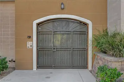 9129 Las Manaitas Avenue 302 Entry