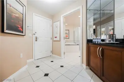 125 East HARMON Avenue 3716, Las Vegas, NV 89109 Bathroom