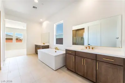 5721 Kings Bluff Avenue, Las Vegas, NV 89131 Primary Bathroom