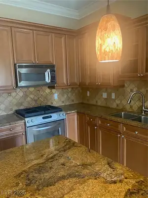 32 Via Vasari 103, Henderson, NV 89011 Kitchen