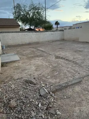 3923 Via Lucia Drive, Las Vegas, NV 89115 Yard