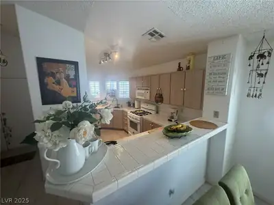 557 Yacht Harbor Drive, Las Vegas, NV 89145 Kitchen