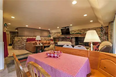 2814 North Dead Horse Loop Dining Area
