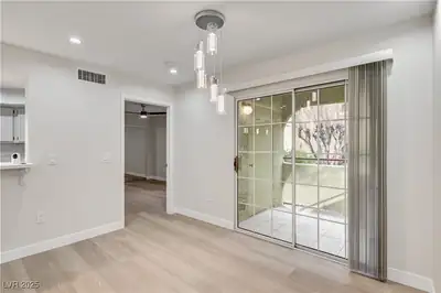 7950 West Flamingo Road 1168 Dining Area