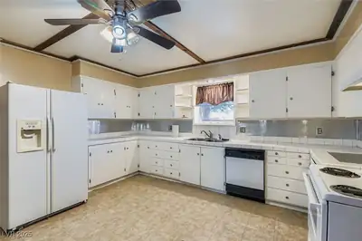1233 Comstock Drive, Las Vegas, NV 89106 Kitchen