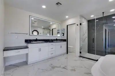 7040 OBANNON Drive, Las Vegas, NV 89117 Primary Bathroom