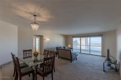 2777 Paradise Road 2103 Dining Area