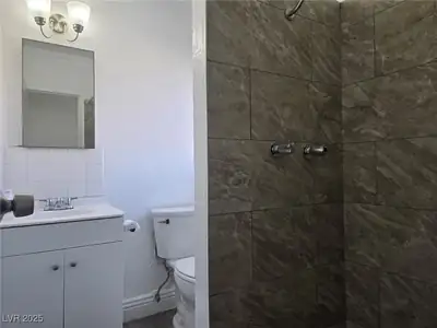 1911 Princeton Street B Bathroom