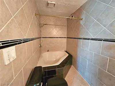 1460 Hialeah Drive B Primary Bathroom