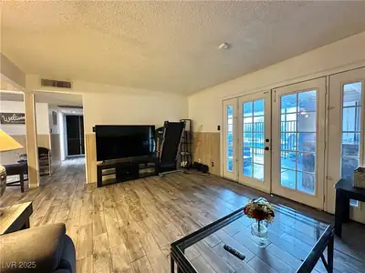 808 South Mallard Street Living Room
