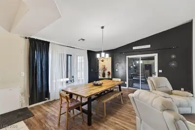 821 South Happy Lane Dining Area