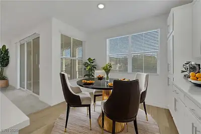 2555 Hampton Road 7202 Dining Area