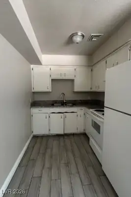 718 West Wilson Avenue 104 Kitchen