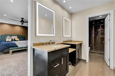 2712 West Oakey Boulevard Primary Bathroom