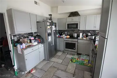 4135 Comb Circle, Las Vegas, NV 89104 Kitchen