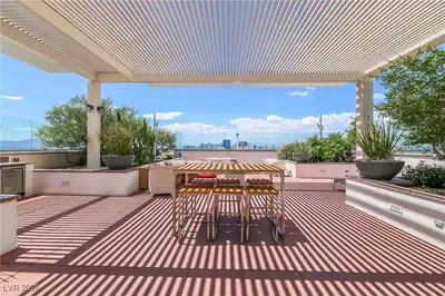 150 Las Vegas Boulevard 1716 Patio