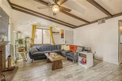 4748 Obannon Drive C Living Room