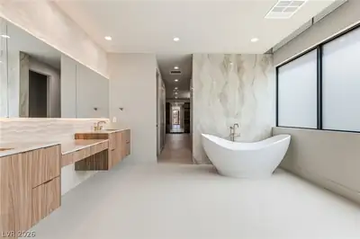 4 Harlow View Court 17 Primary Bathroom