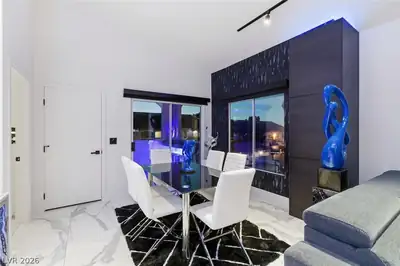 700 Carnegie Street 3422 Dining Area