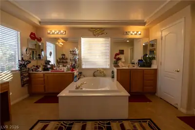 394 Gatlinburg Court, Henderson, NV 89012 Primary Bathroom
