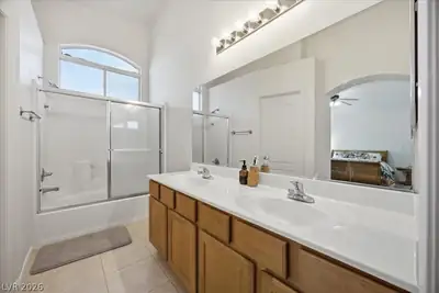 2502 Crafty Clint Lane, Henderson, NV 89002 Primary Bathroom