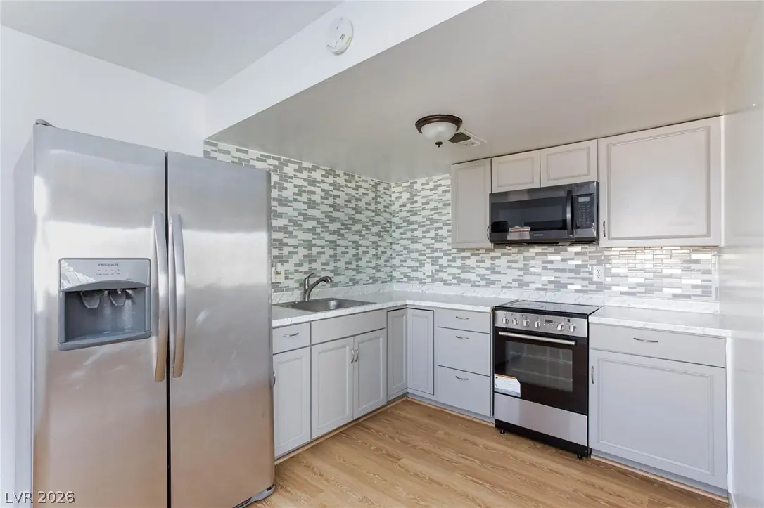 3821 1/2 Daisy Street 26