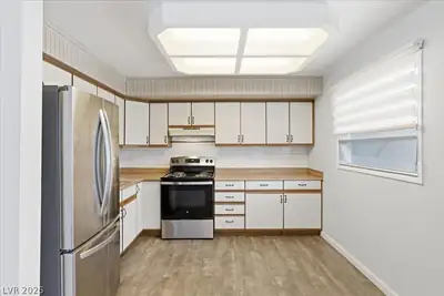 1700 Rexford Drive 209 Kitchen