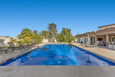 2880 East Quail Avenue Pool