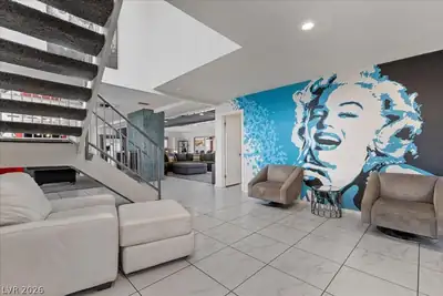 2880 East Quail Avenue Living Room
