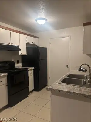 220 Mission Newport Lane 201 Kitchen