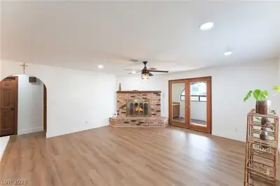 1404 Santa Margarita Street D Living Room