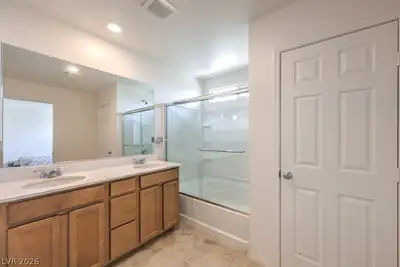 2416 Bellinzona Place, Henderson, NV 89044 Primary Bathroom