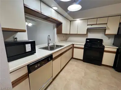 5205 Orchard Hills Avenue Kitchen