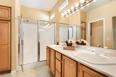 10430 Mandarino Avenue Primary Bathroom