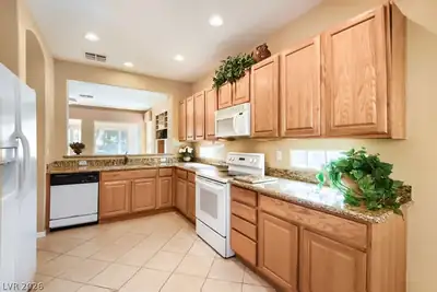 10430 Mandarino Avenue Kitchen