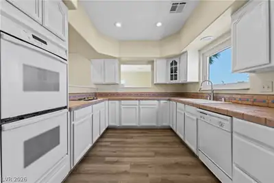 875 East Cave Avenue Kitchen