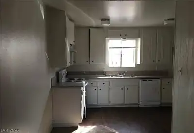 146 Greenbriar Townhouse Way, Las Vegas, NV 89121 Kitchen