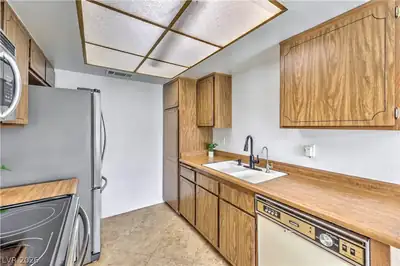 1101 Willow Tree Drive D Kitchen